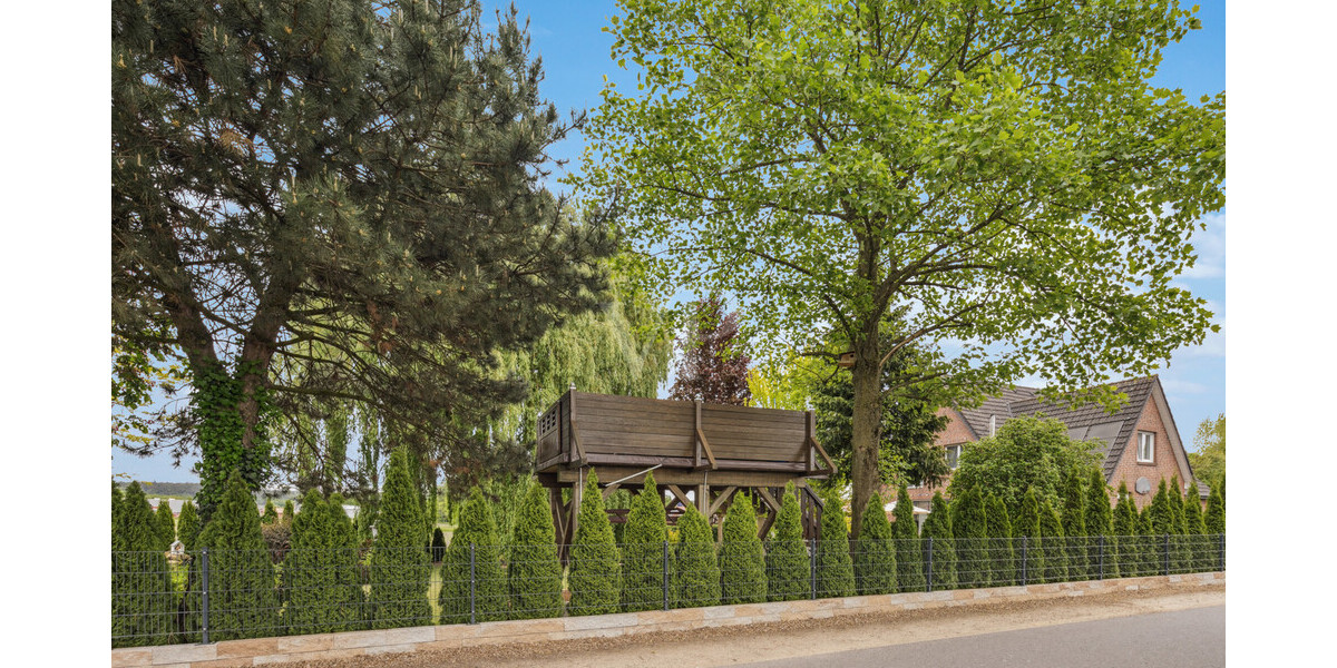 Straßenansicht mit wertiger Einfriedung