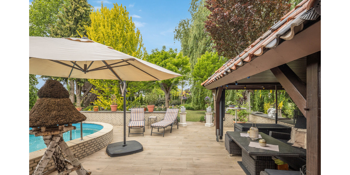 Gartenlounge, Poolbereich mit Blick in den Garten